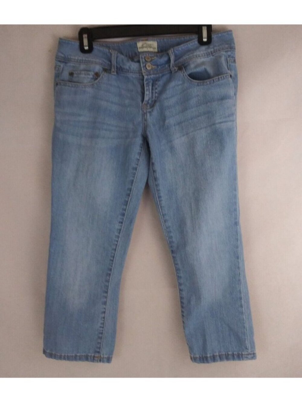 Aeropostale Women's Whiskered Distressed Embroidered Capri Jeans Size 7/8